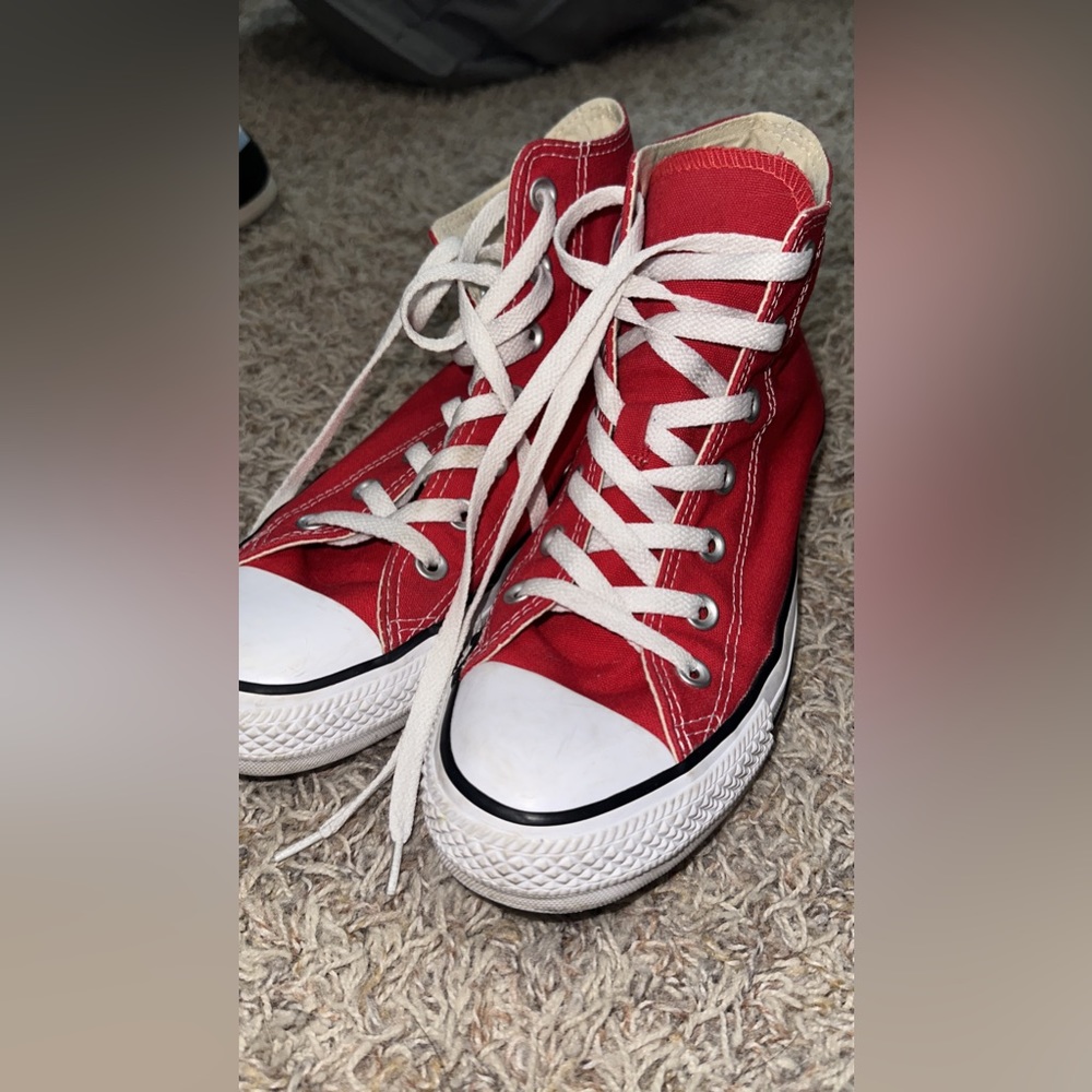 Red Chuck Taylor Converse 

Gently Worn, very good condition 
Size 8 Women’s